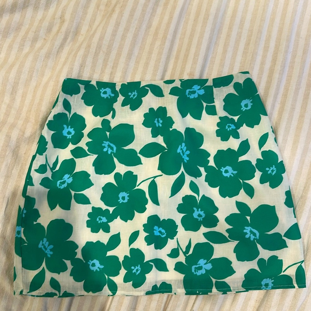 Floral skirt size small. Perfect condition